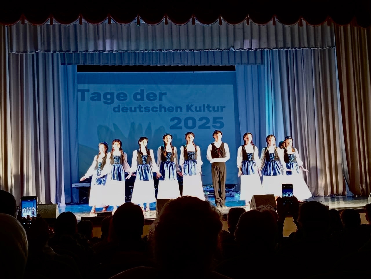 Избражения для Einheit durch Kreativität und Freundschaft